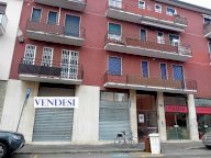 Milano Affori zona M3/FN  negozio 1 luce con cantina
