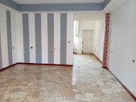 Affori M3/FN negozio 1 luce su strada con ampia cantina