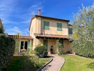 vendita villetta trifamiliare Lucca