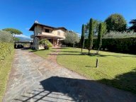 vendita villetta bifamiliare Camaiore