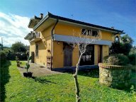 Vendita Villa Bifamiliare Lucca