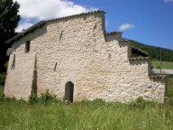 Casale panoramico in pietra con terreno a 12 km da Norcia