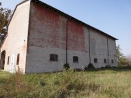 Rustico indipendente da ristrutturare con terreno a baganzola