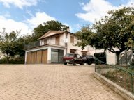 Villa signorile con ampio giardino a Logna (Cascia)