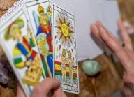 CARTOMANZIA CLARA : CONSULTO  CON I TAROCCHI DI MARSIGLIA.